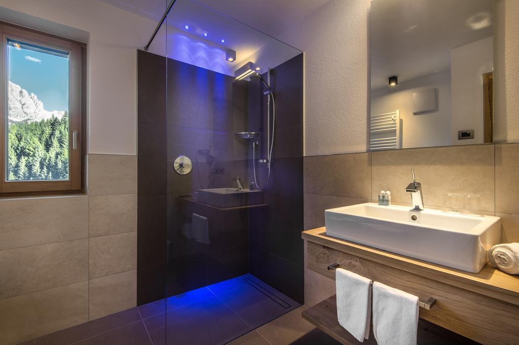 Chalet Prades Dolomiti Lodges La Villa  Rum bild