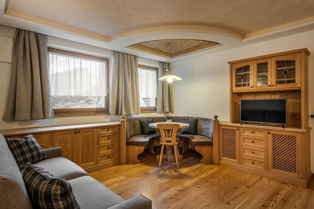 Chalet Prades Dolomiti Lodges La Villa  Rum bild